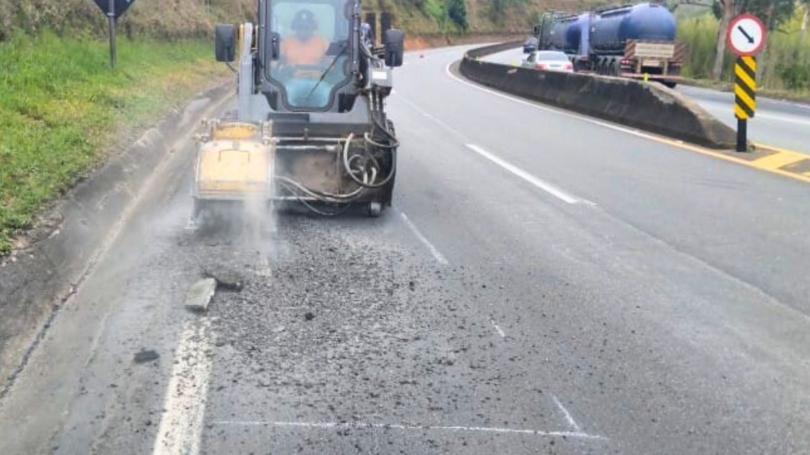 Trecho da BR-040 em Santos Dumont terá interdições parciais até terça-feira para serviço de manutenção no pavimento